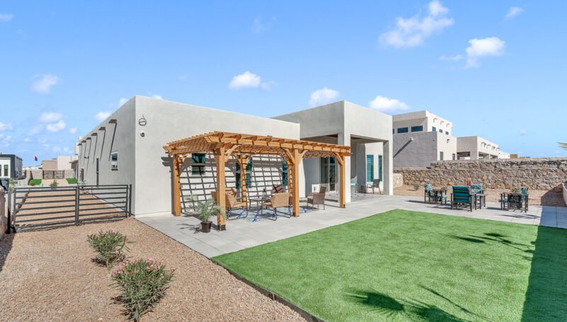 Backyard patio with outdoor seating at Green Carpait